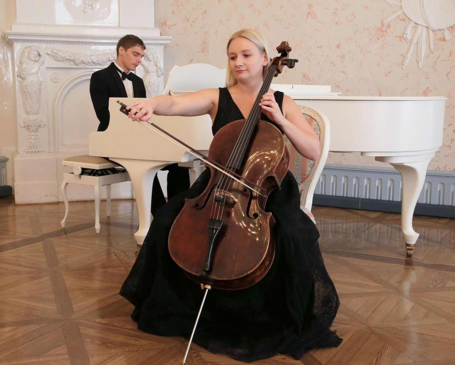 Tšellist Olja Raudonen ja pianist Margus Riimaa ootavad publikut 1. oktoobril Tartu linnamuuseumi saali, mis on nende sõnul Tartu kõige kaunim kontserdipaik.