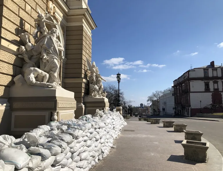 Добровольцы, в том числе сами оперные певцы и музыканты, укрыли здание оперы мешками с песком