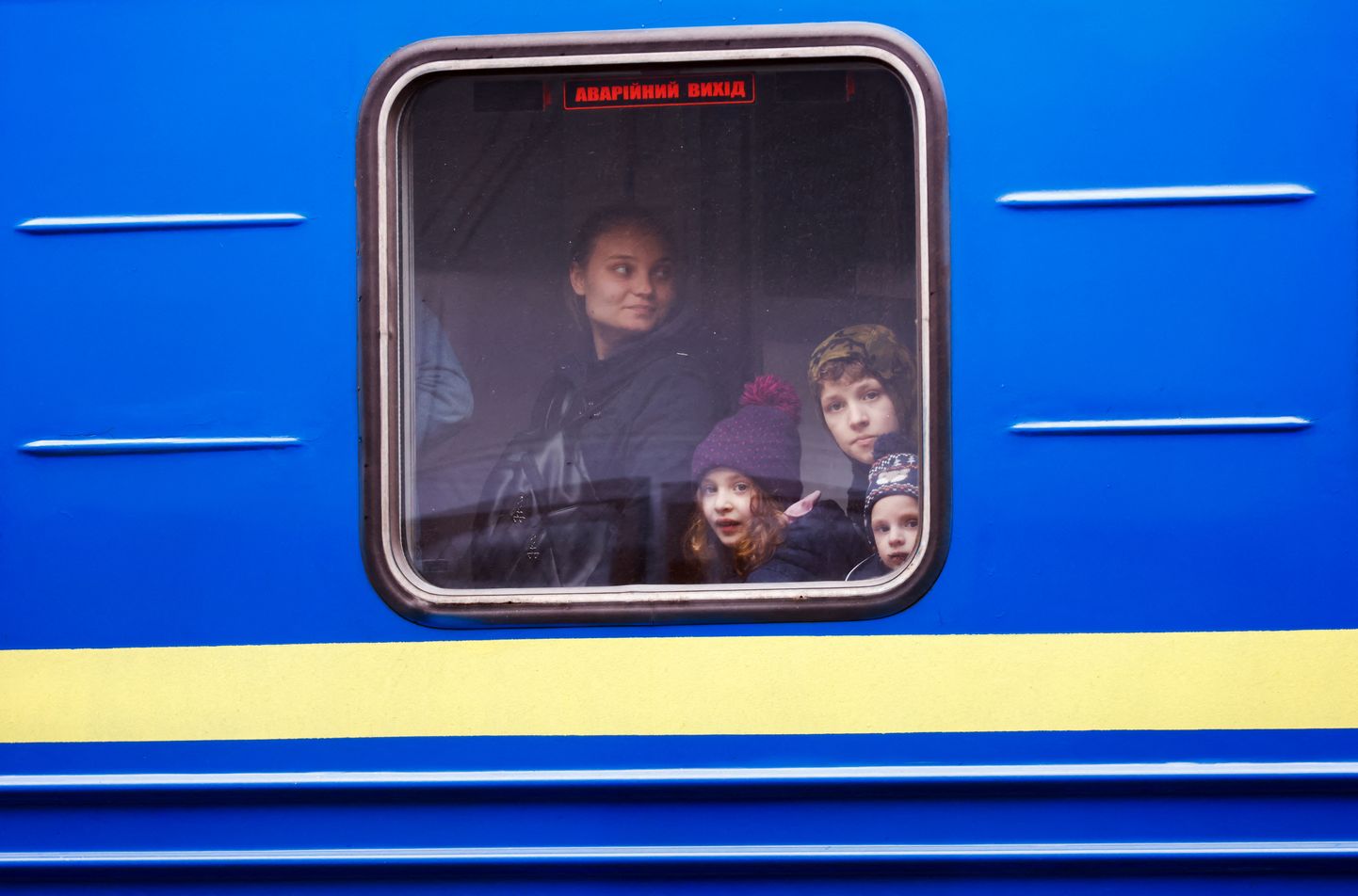 Odessast saabunud Ukraina põgenikud vaatavad tänavu aprillis välja rongi aknast, mis on just saabunud Poolasse Przemyślisse.