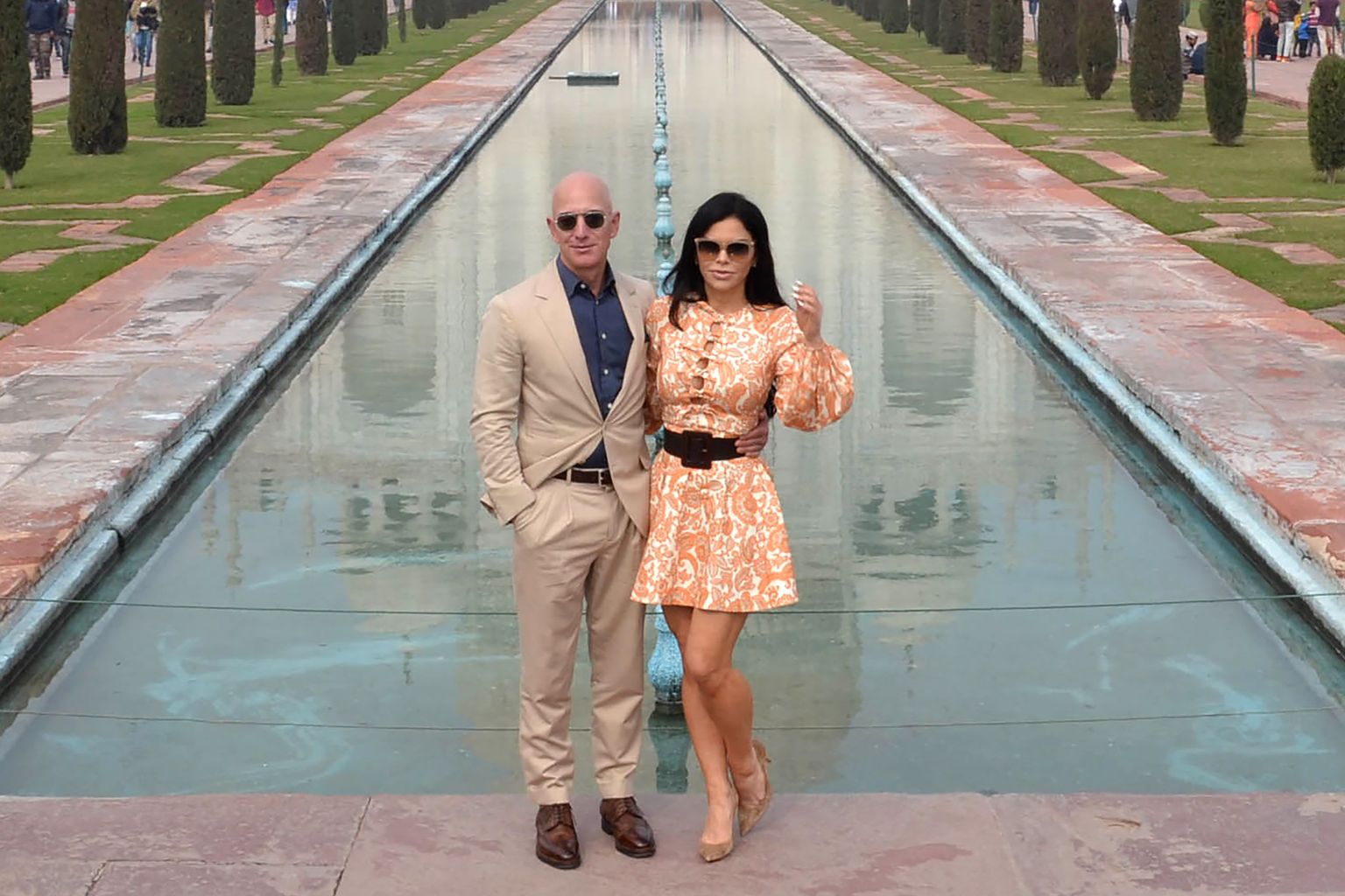 Jeff Bezos ja Lauren Sanchez Indias Agras Taj Mahali mausoleumi juures