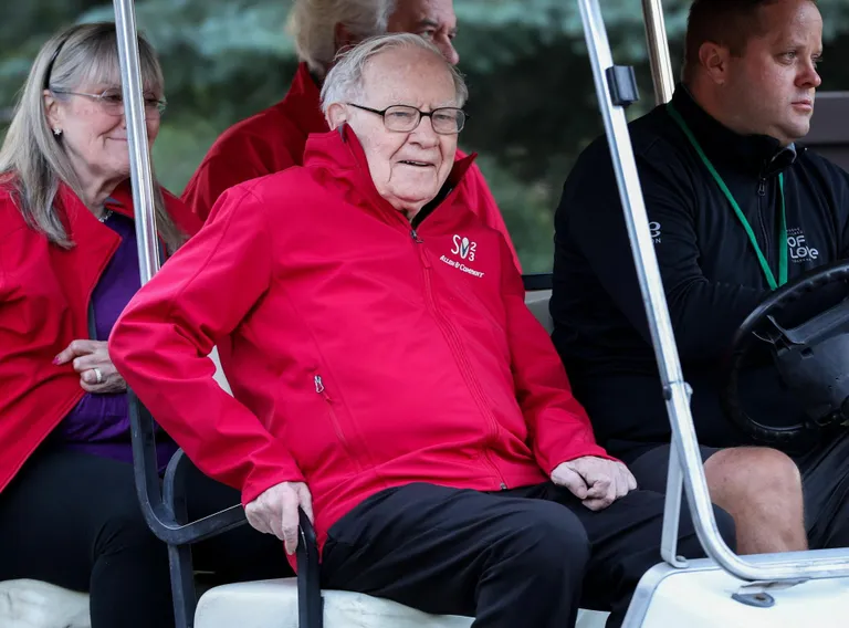 93-aastane Warren Buffett, üks maailma rikkamaid inimesi, on paljudele eduka investori võrdkuju.