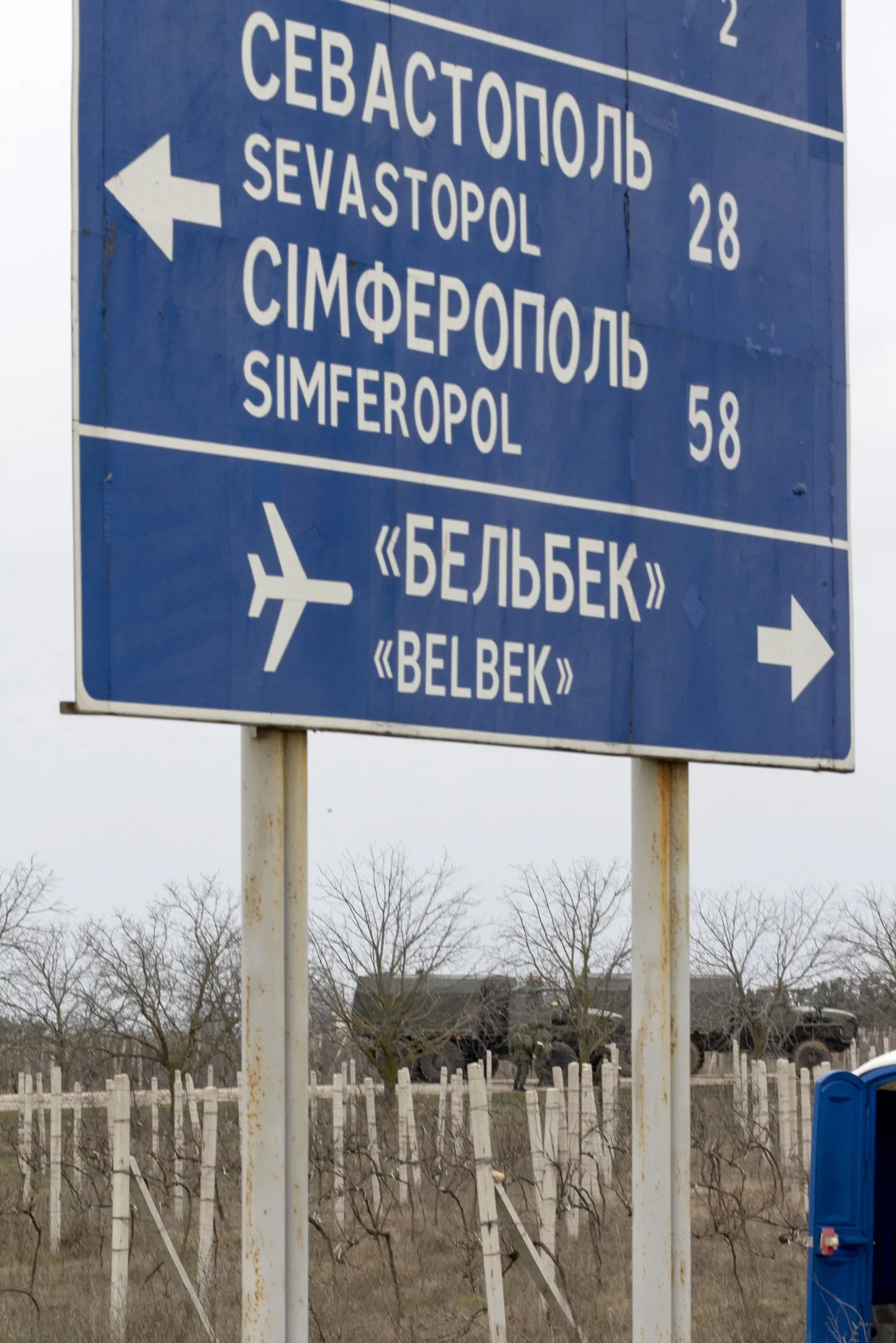 Sevastopolisse, Simferoopolisse ja Belbeki lennuväljale osutavad teeviidad.