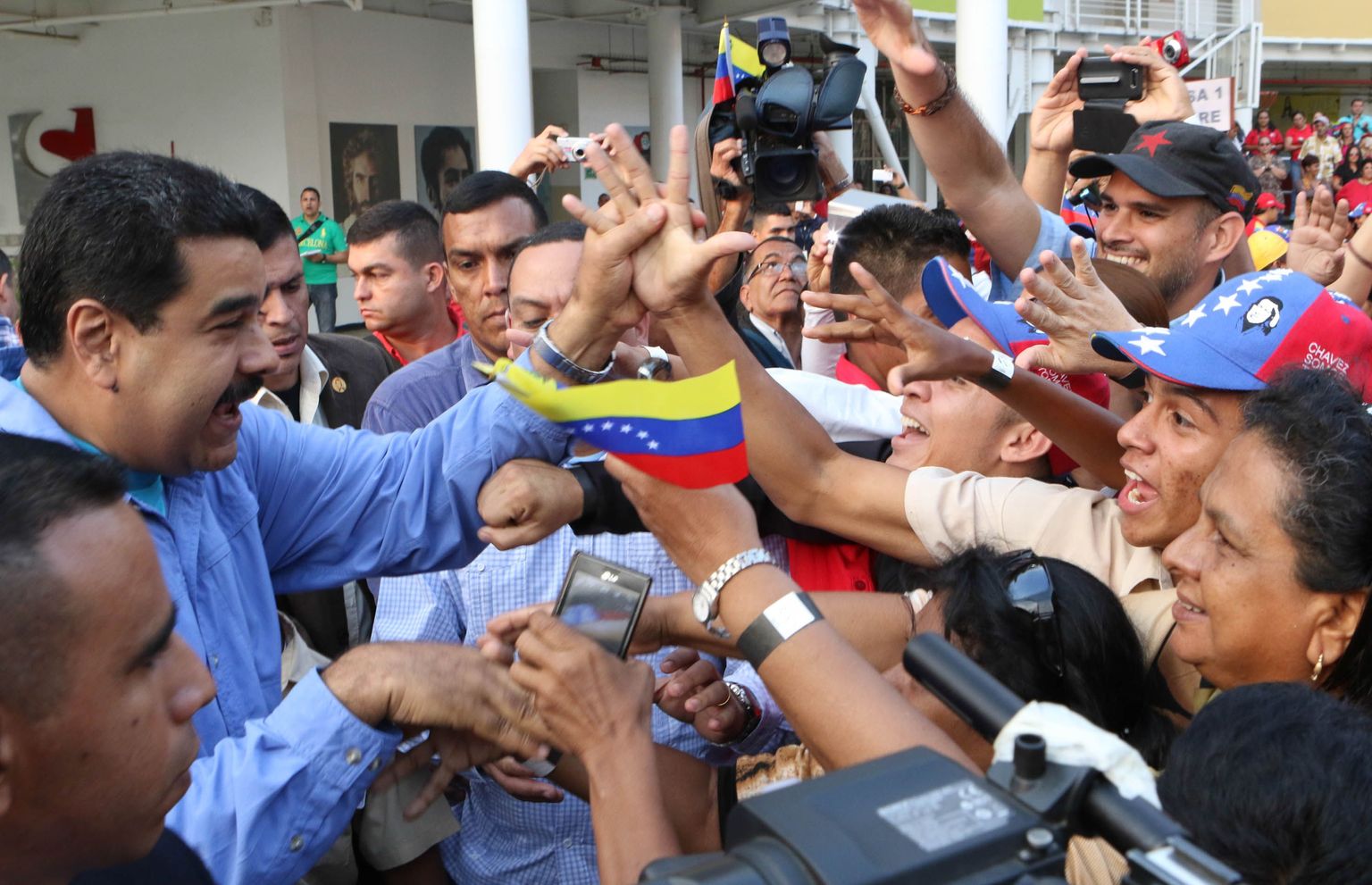 Venezuela president Nicolas Maduro kohtumas oma toetajatega.
