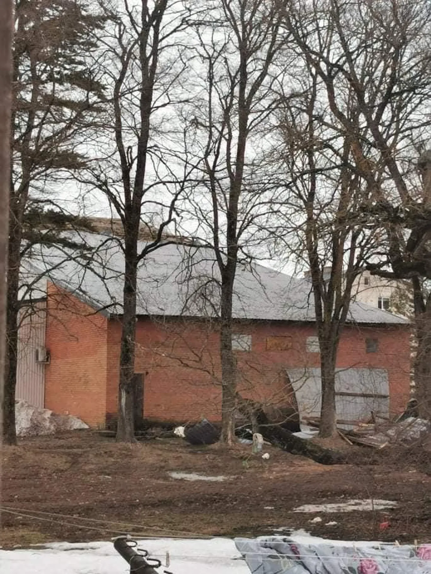 Katuse tükid lendasid mööda hoovi laiali, kuid õnneks keegi nendega pihta ei saanud.