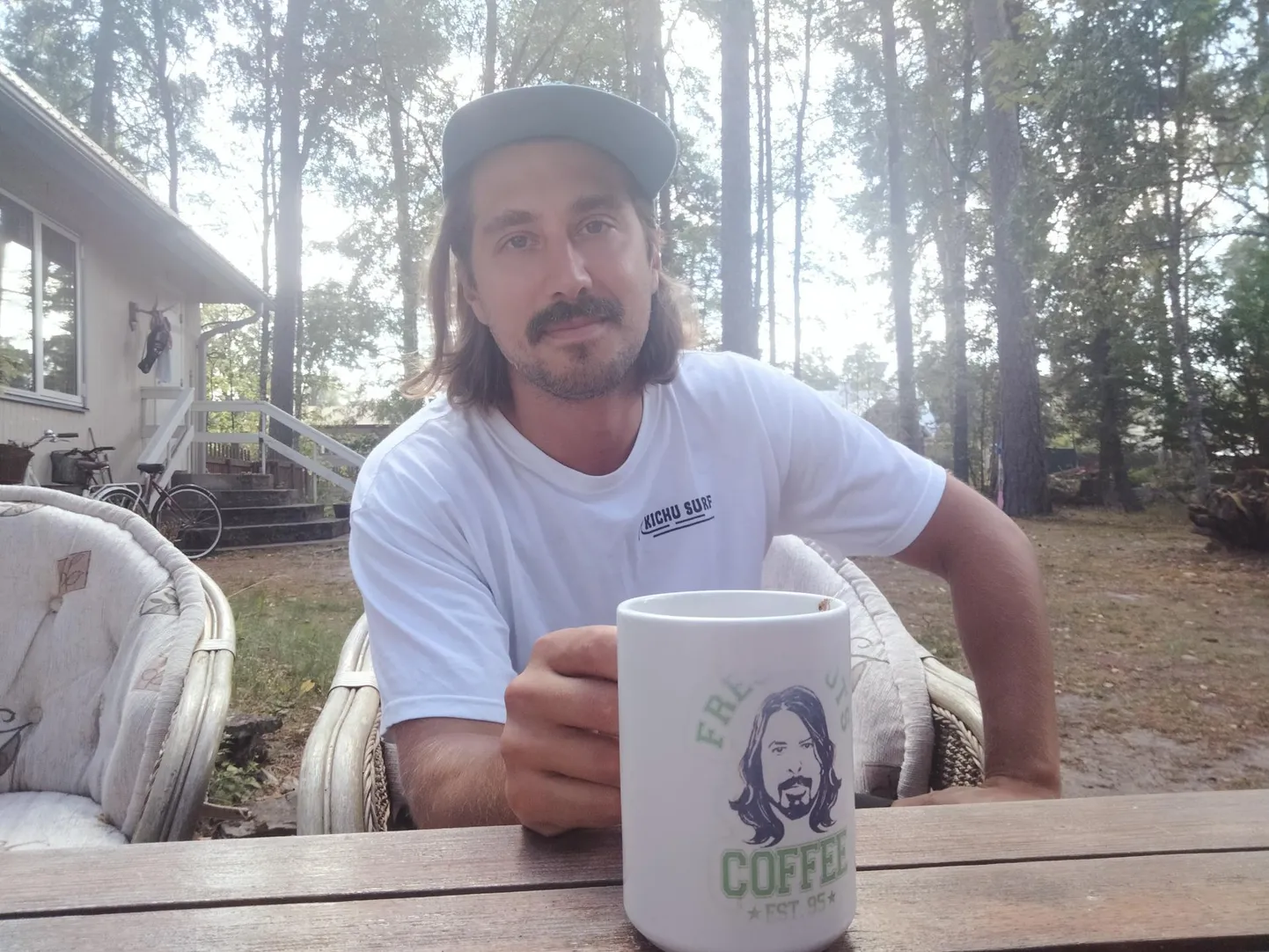 Nagu kaks tilka kohvi: EFN-i trummar ja Raadio 2 Rockiministeeriumi saatejuht Jon Mikiver ning kohvitassil legendaarne Nirvana ja Foo Fightersi trummar Dave Grohl.