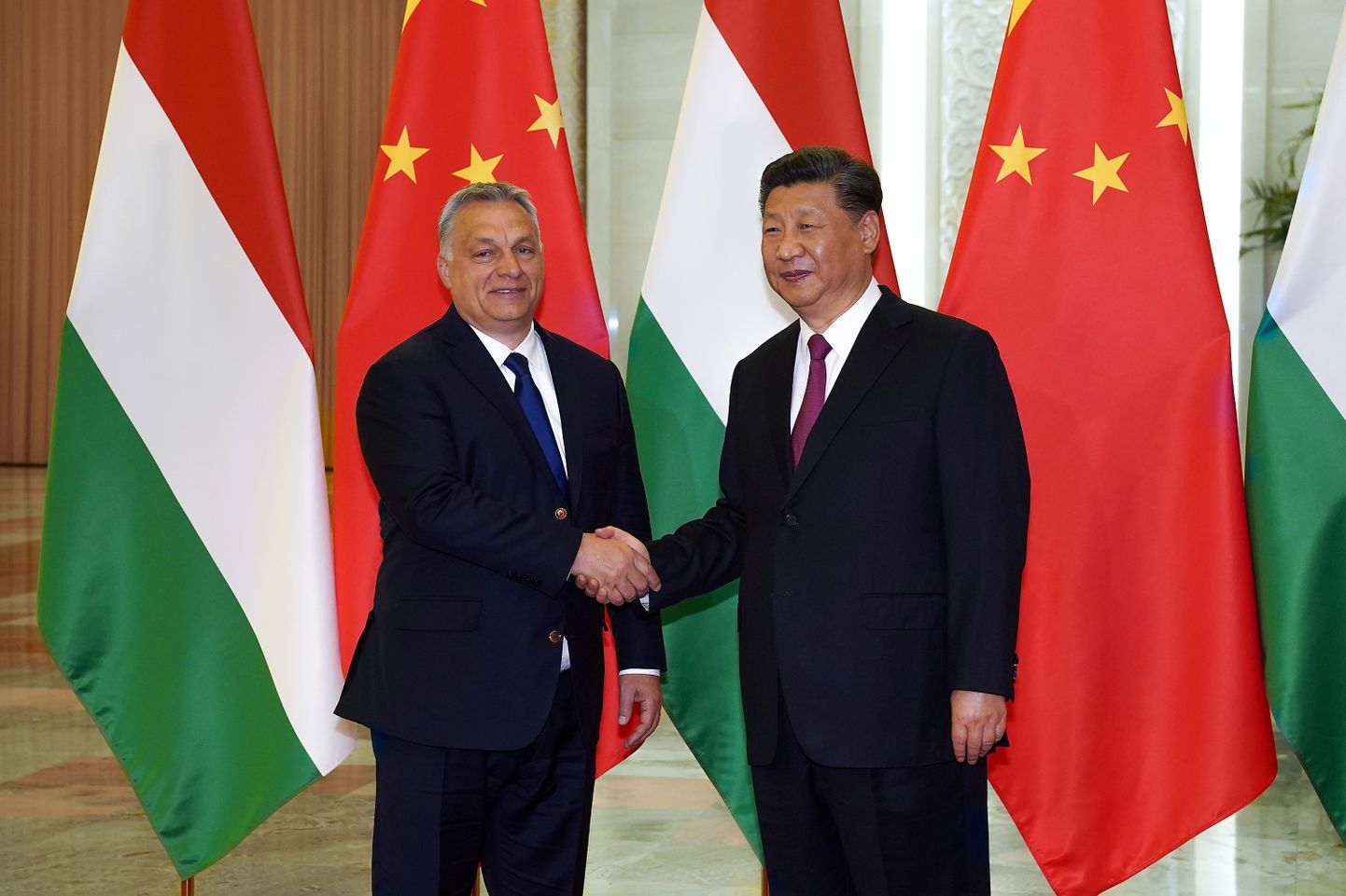 Hiina president Xi Jinping ja Ungari peaminister Viktor Orban 2019. aastal kätt surumas.