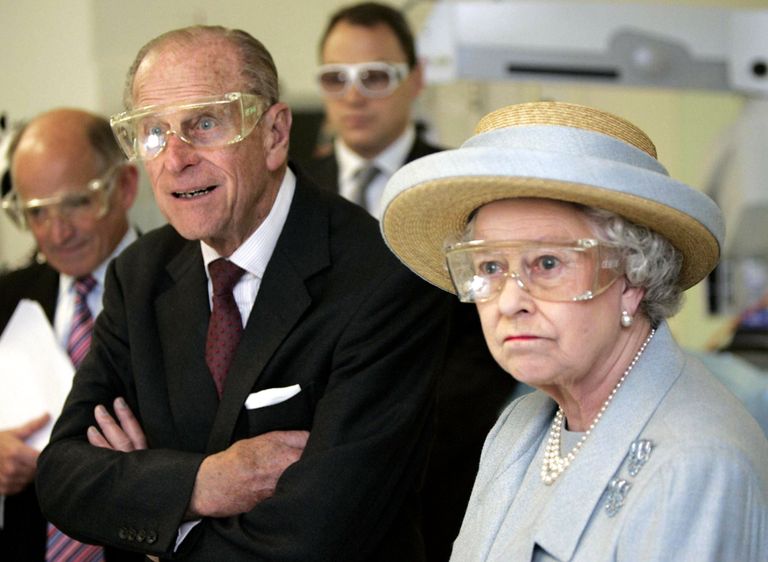 Kaitseprillidega prints Philip ja kuninganna Elizabeth II 20. oktoobril 2005. aastal Londoni Ülikooli kolledžis laseroperatsiooni demonstratsiooni vaatamas.