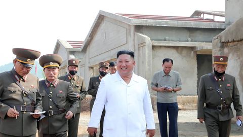 Kim Jong-un külastas ehitamisjärgus kanafarmi ja kiitis, et varsti saab head liha
