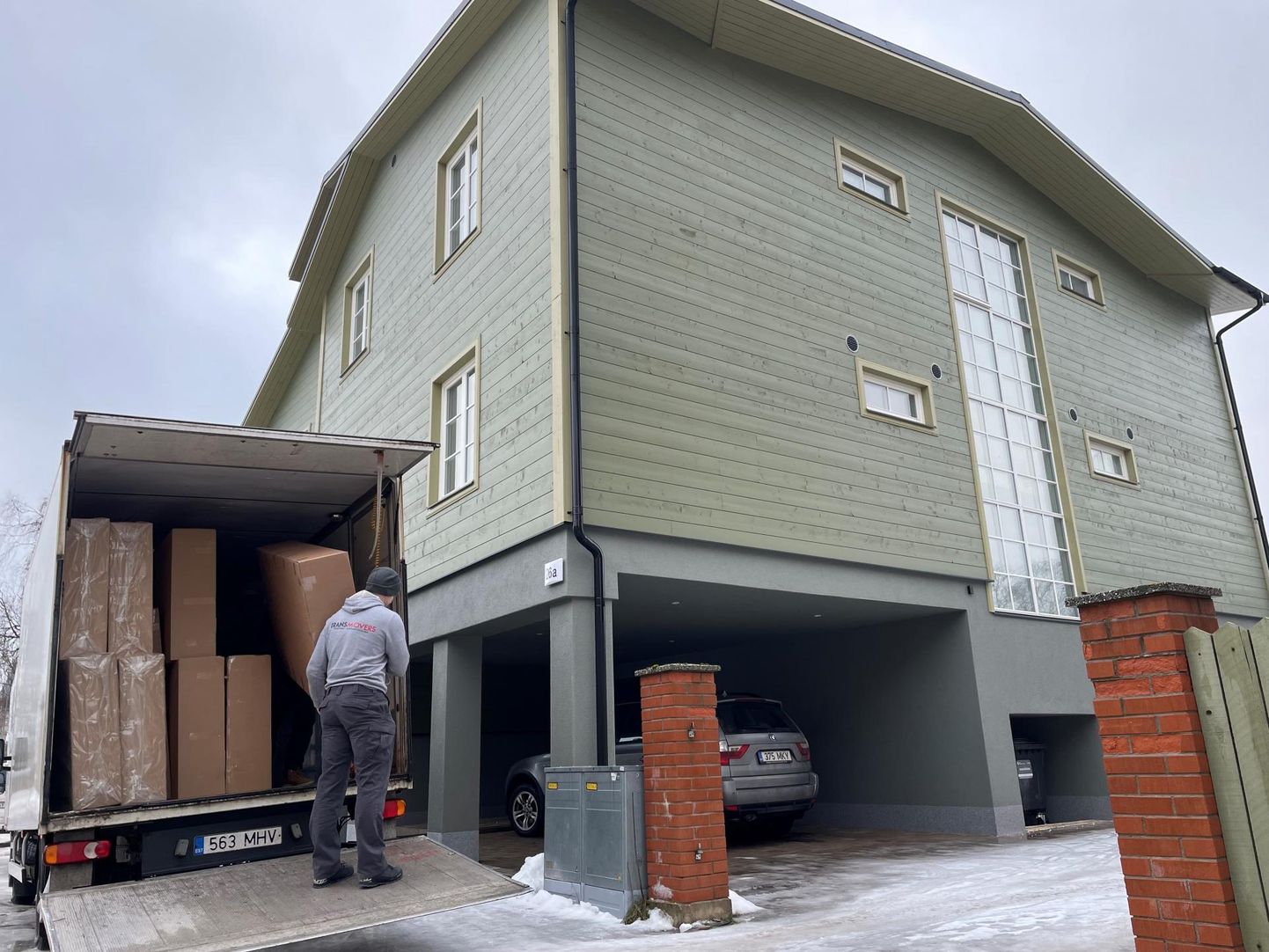 Sel nädalal vedas kolimisfirma asju Viljandi uude kahekorruselisse korterelamusse Jakobsoni tänaval.