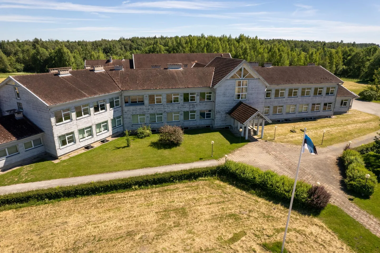 Leie koolihoones jätkab lasteaed vähemalt 2025. aasta sügiseni. Edasine on praegu lahtine ja sõltub sellest kui kiirelt suudab vald Leie külamaja rajada.
