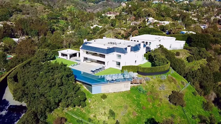 Kinnistu asub Hollywoodi mägedes.