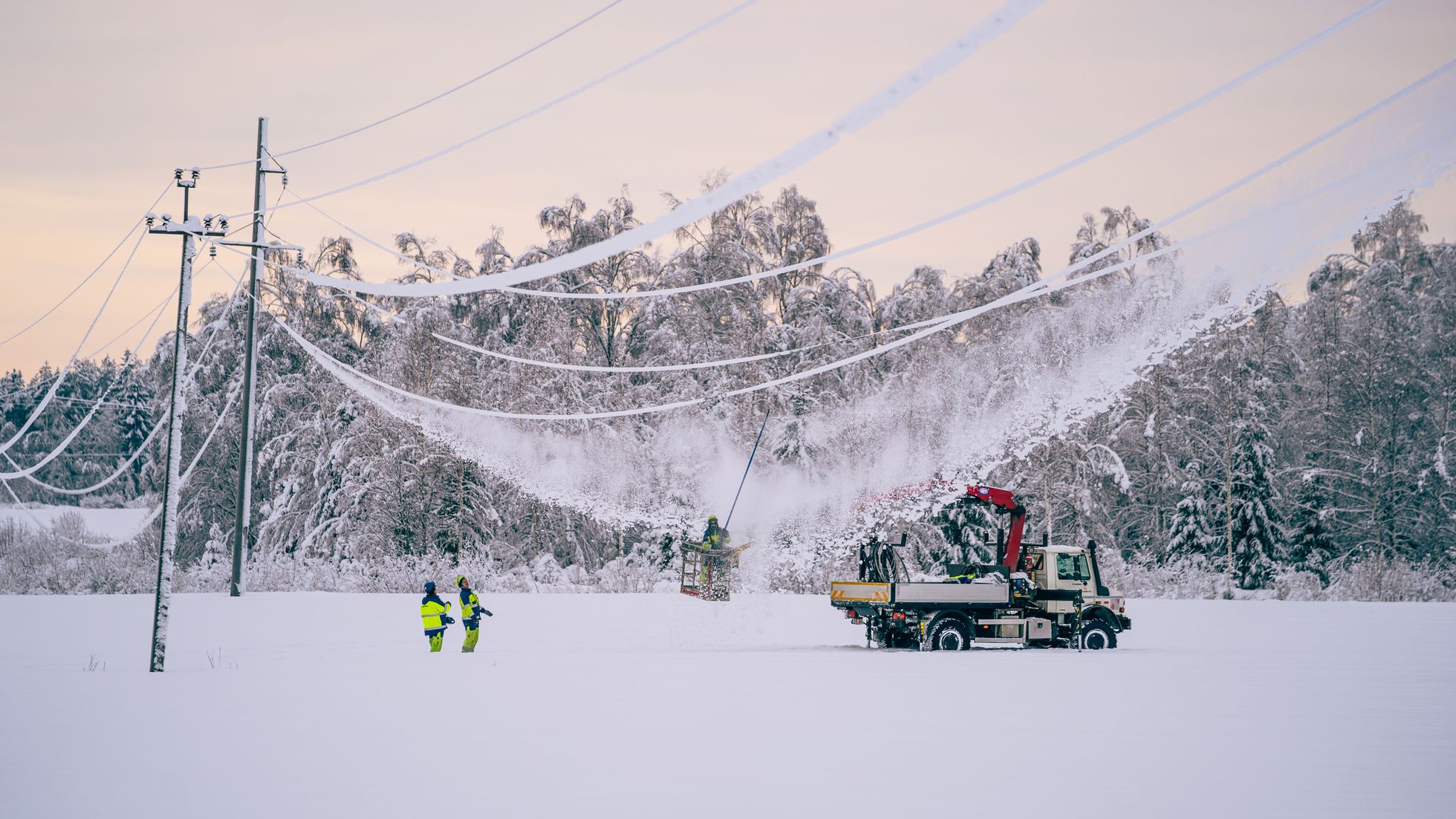 Elektriliinidelt lume eemaldamine Palamulla külas Raplamaal. Novembris maha sadanud paks ja raske lumi on tekitanud olukorra, kus peamiselt tuleb tegeleda lumest tekkinud probleemide kõrvaldamisega. Lumetormi tagajärjel on elektriliinidele kogunenud lumi.