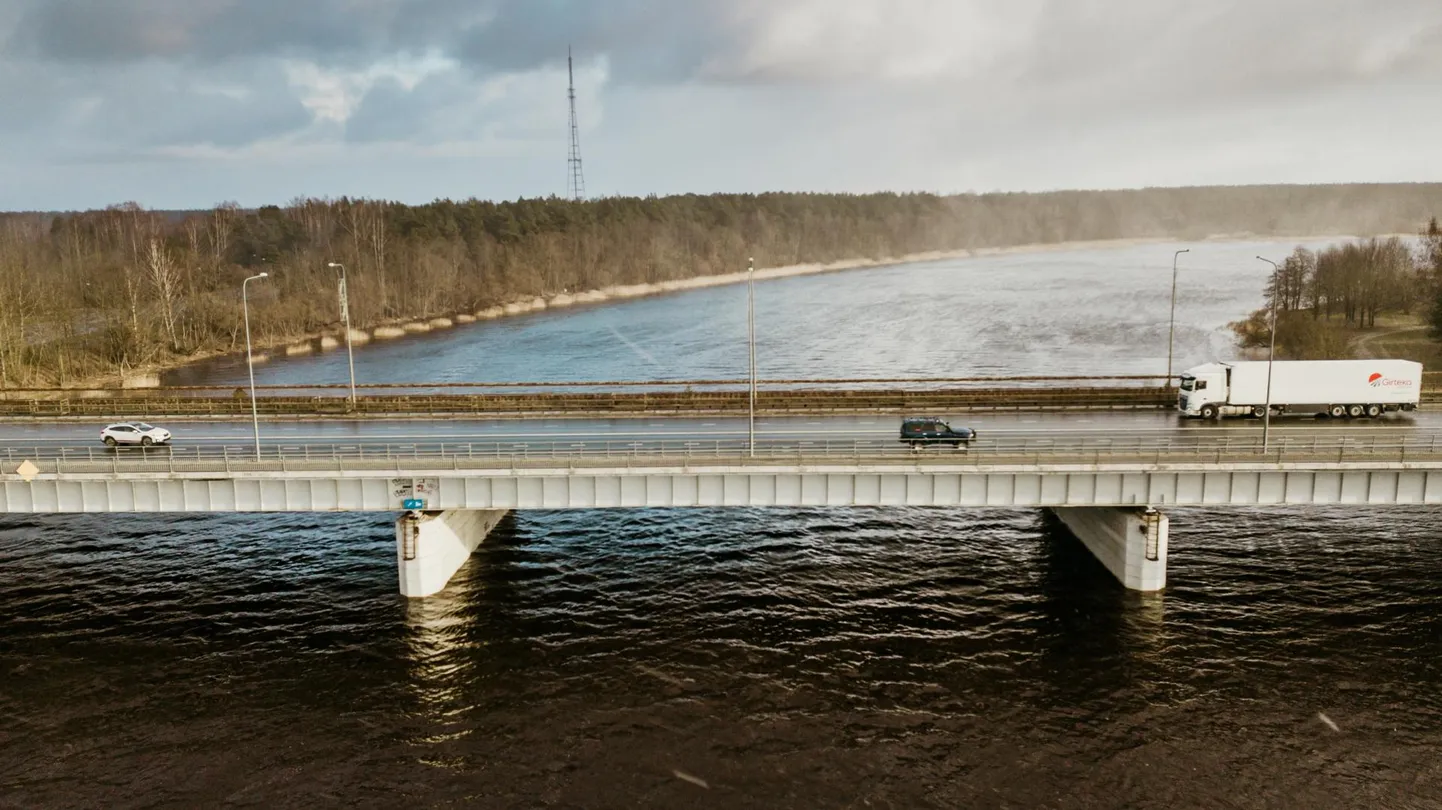 Päästjate tegevus võib köita sillal liiklejate tähelepanu.