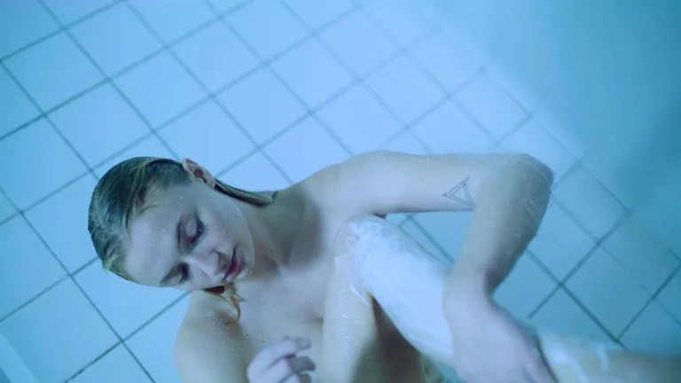 Sophie Turneri alastistseen seriaalis «Survive».