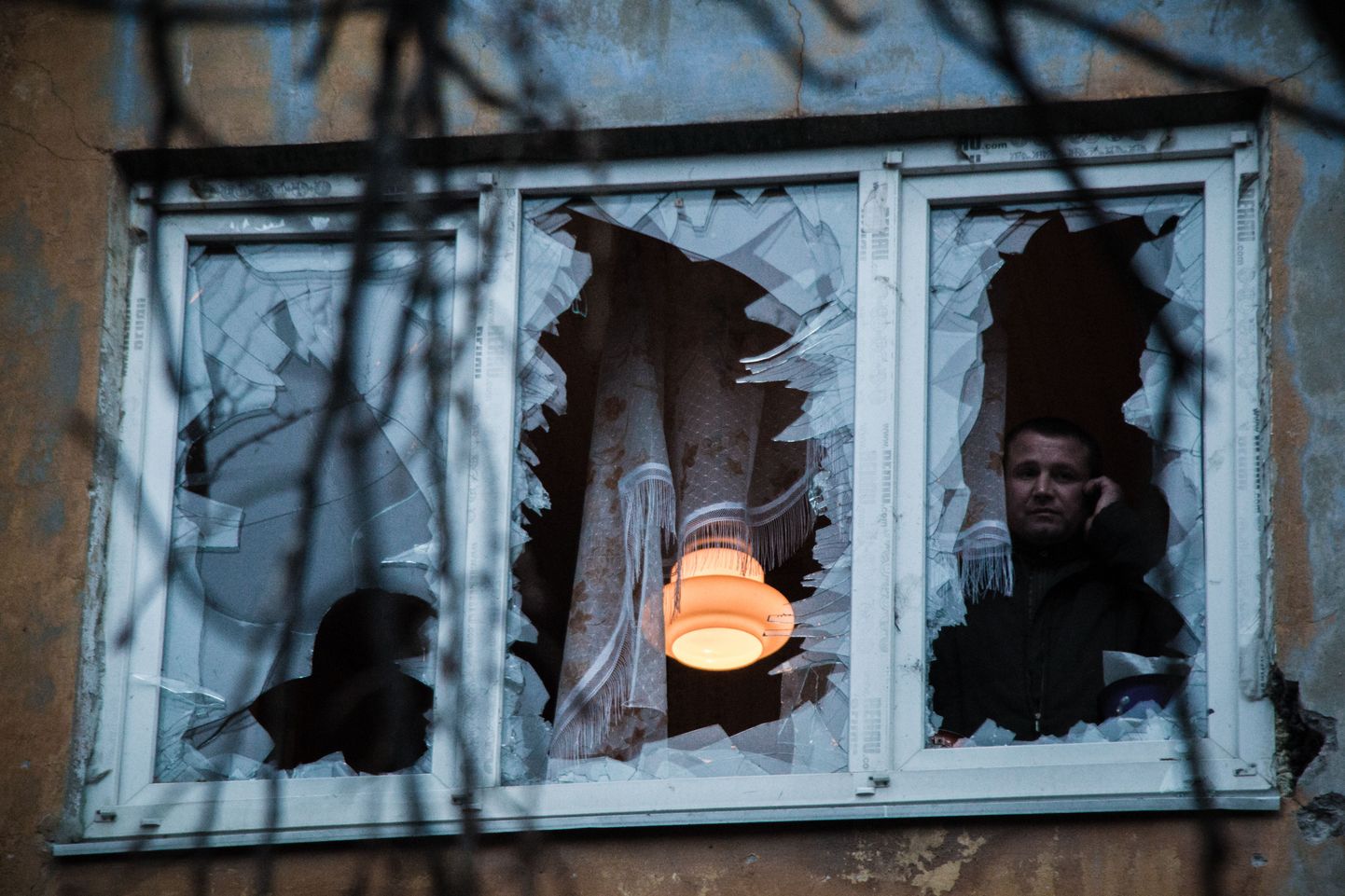 Здание после обстрела в Донецке.