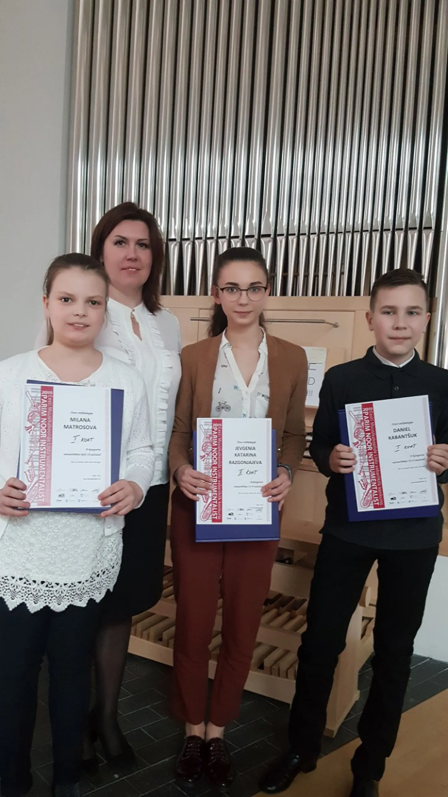 Преподаватель органной музыки в АШИ Светлана Кекишева с учениками Миланой Матросовой, Даниэлем Кабанчуком и Евгенией Катариной Разгоняевой, уже в первый год занятий показавшими отличные результаты в республиканском конкурсе.