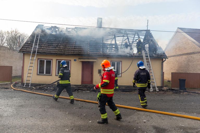 15 апреля дом загорелся. Спасатели заметили пожар из окна пожарной части. 