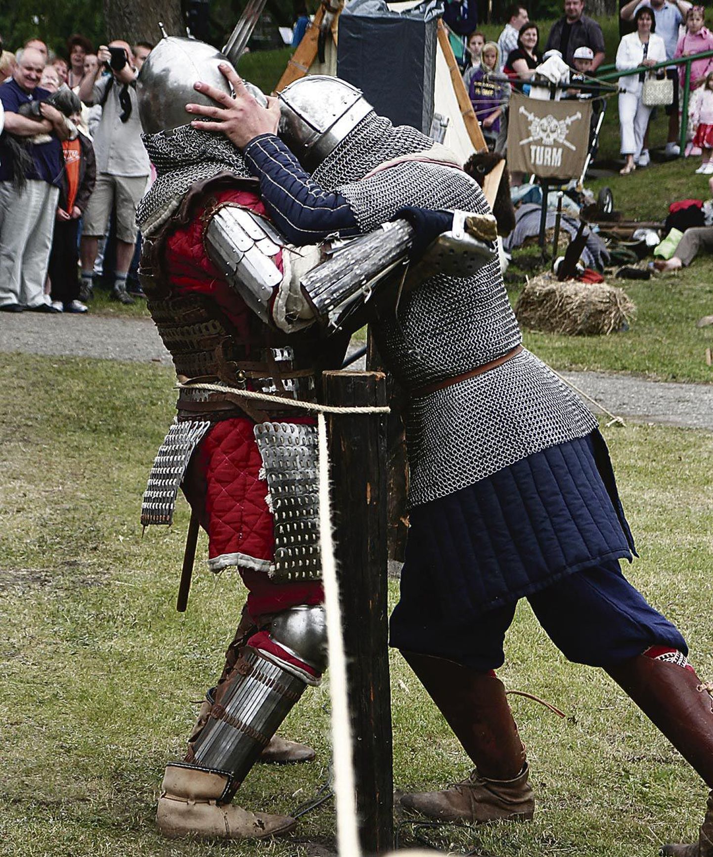 Ajaloolise mõõgavõitluse liidu mehed näitasid ehedat keskaegset taplust, kus vastasele naljalt armu ei antud.
