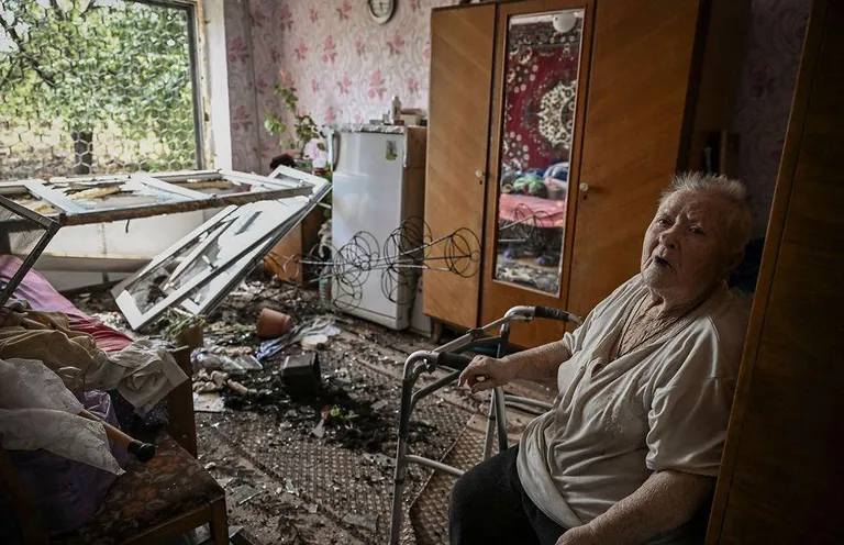 Пожилая жительница Соледара в доме разрушенном обстрелом