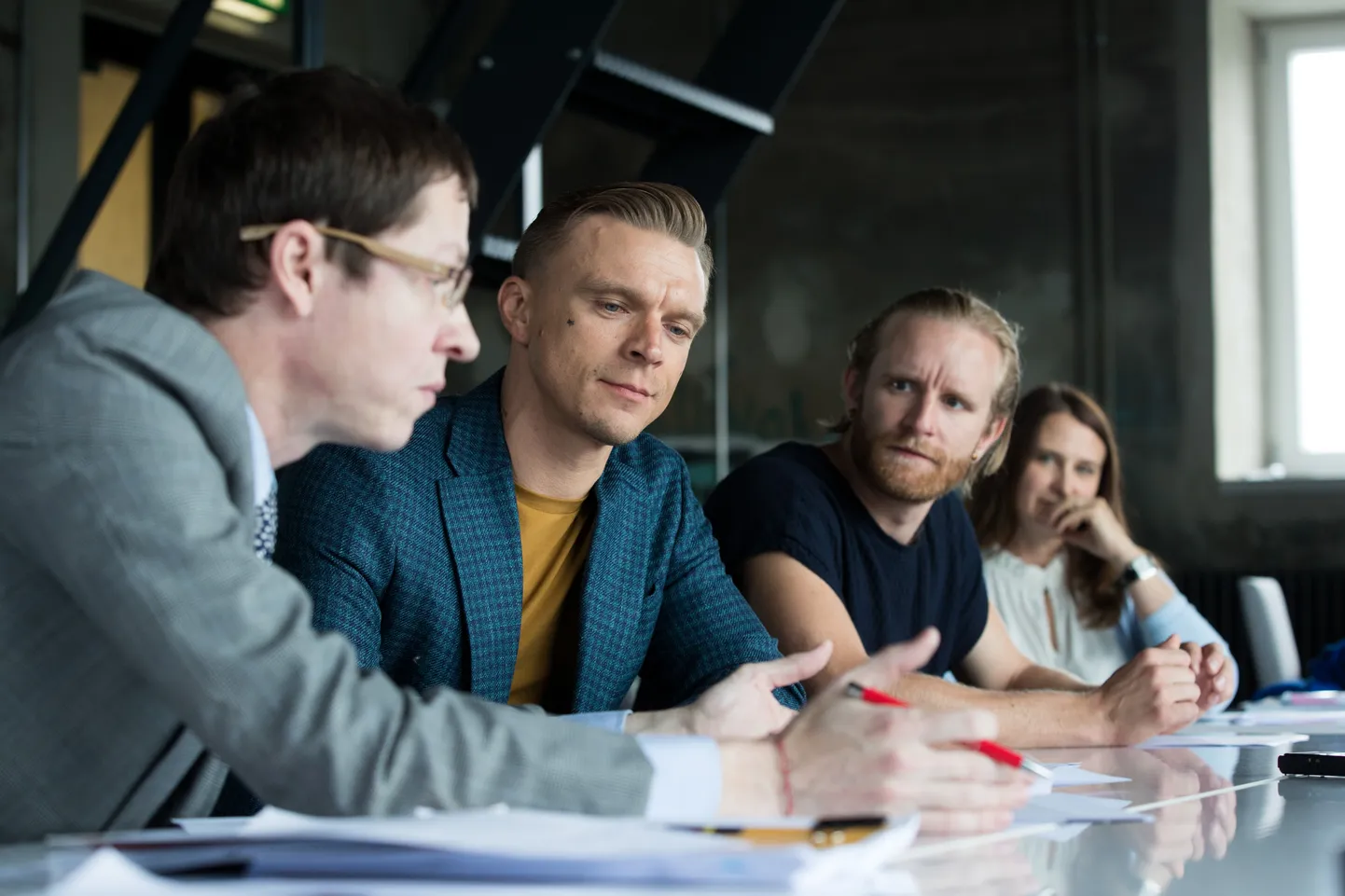 Kaspar Kalluste (habemega), Tanel Padar ja Priit Lätt (prillidega), autorite kaebus riigi vastu.