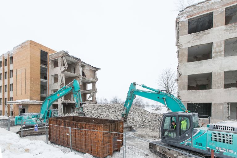 Endise ehitustrusti hoone lammutamine Kohtla-Järvel.