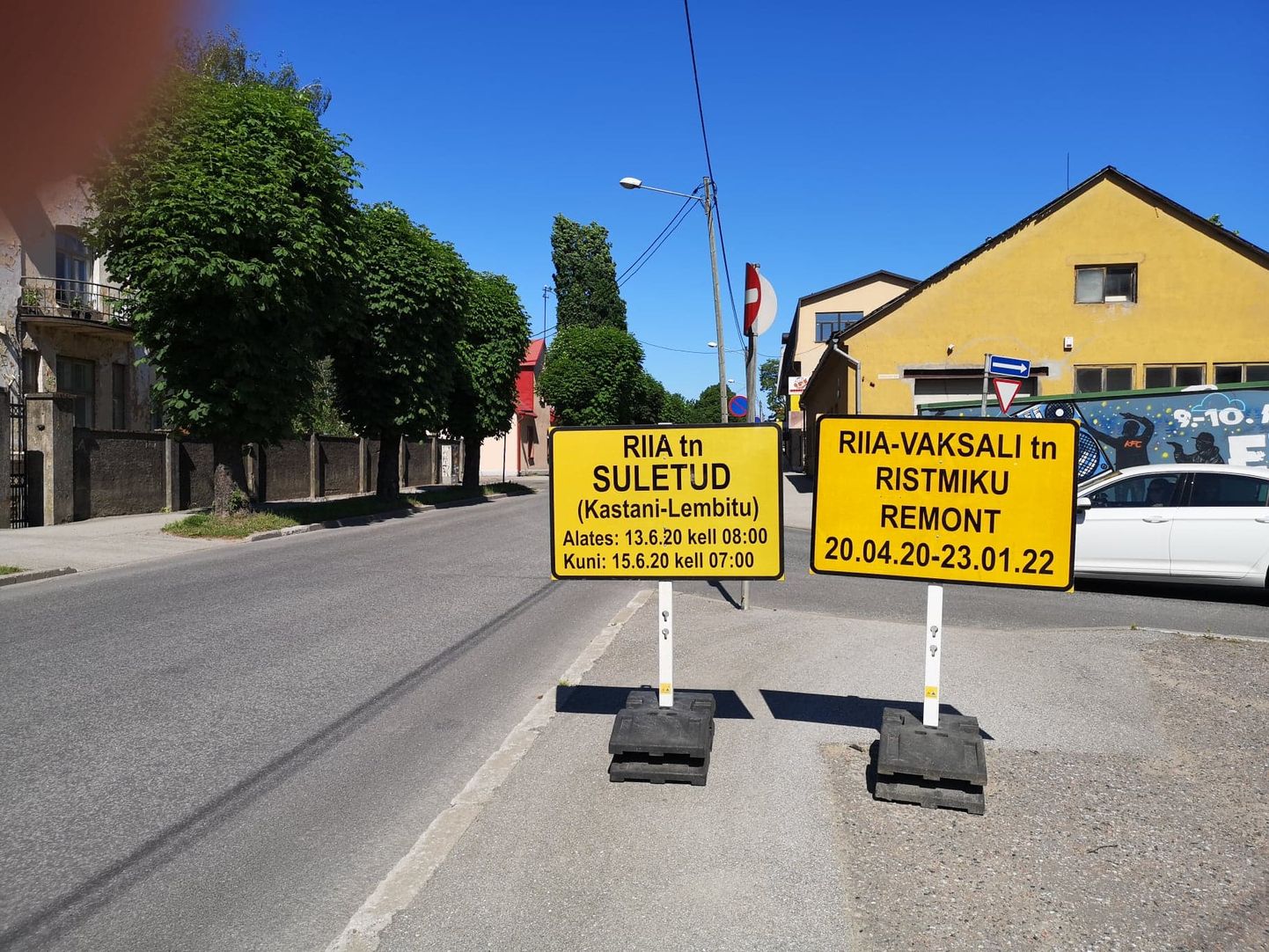 Kastani tänaval hoiatavad tahvlid suletud Riia tänava eest.