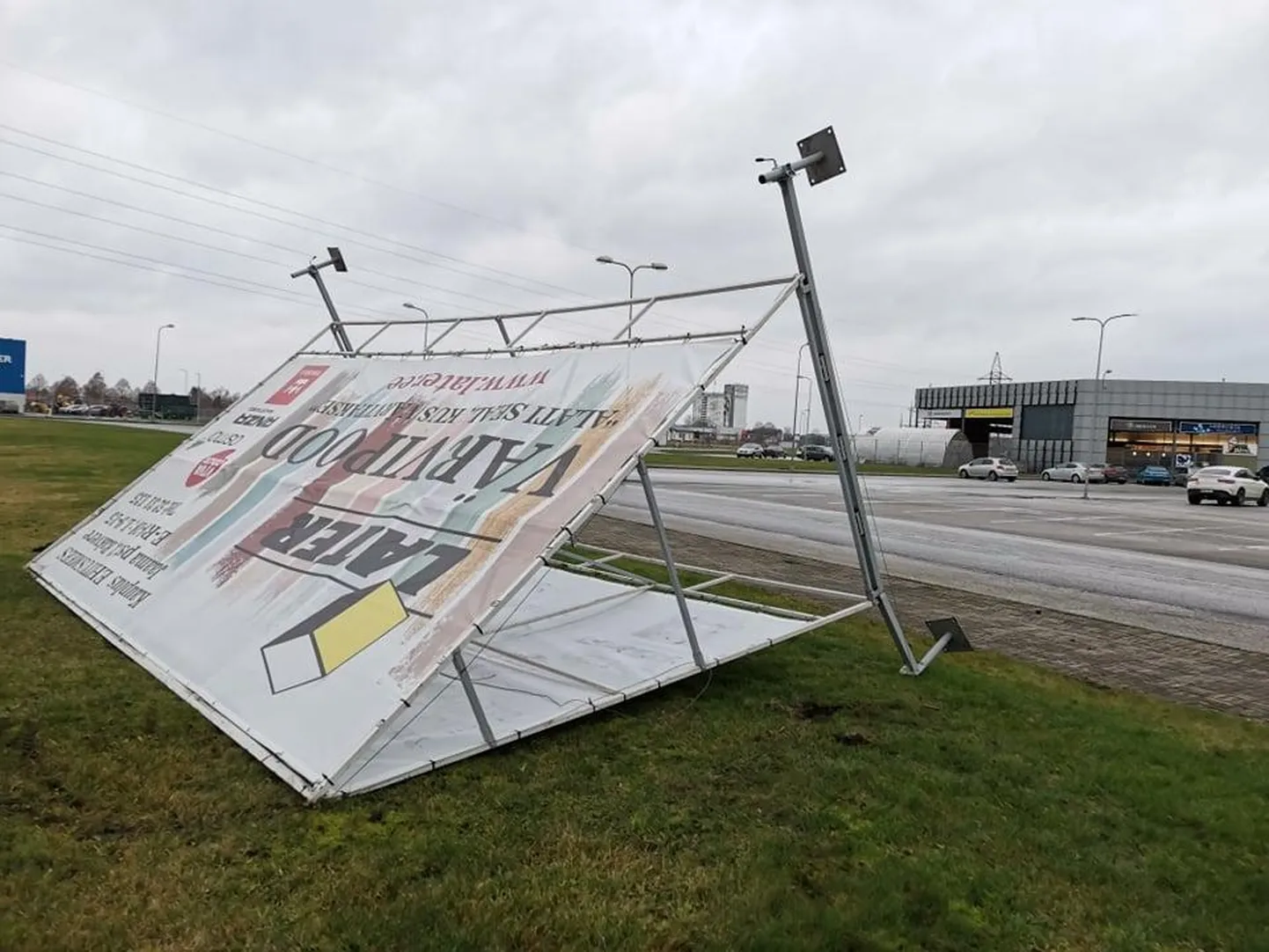 Tugevale tuulele on alati kergeks saagiks purje meenutavad reklaamplakatid.