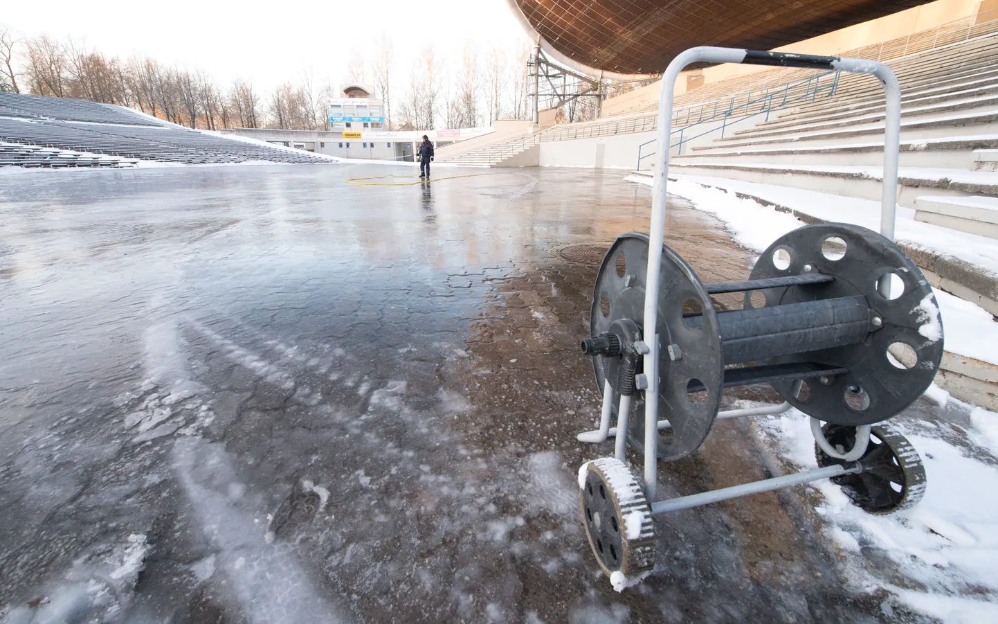 Tähtvere puhkepargi haldusmeister Lauri Silm alustas eile sellel talvehooajal neljandat korda ettevalmistusi, et avada Tartu laululava ees uisuväljak.