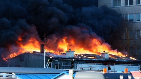 Фото и видео ⟩ В Тарту густой дым от горящего промышленного здания окутал окрестности