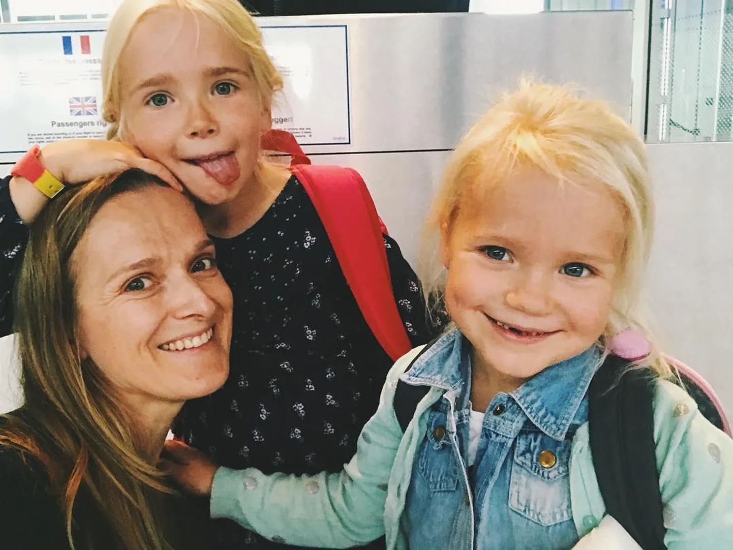 Elis Aunaste koos tütardega