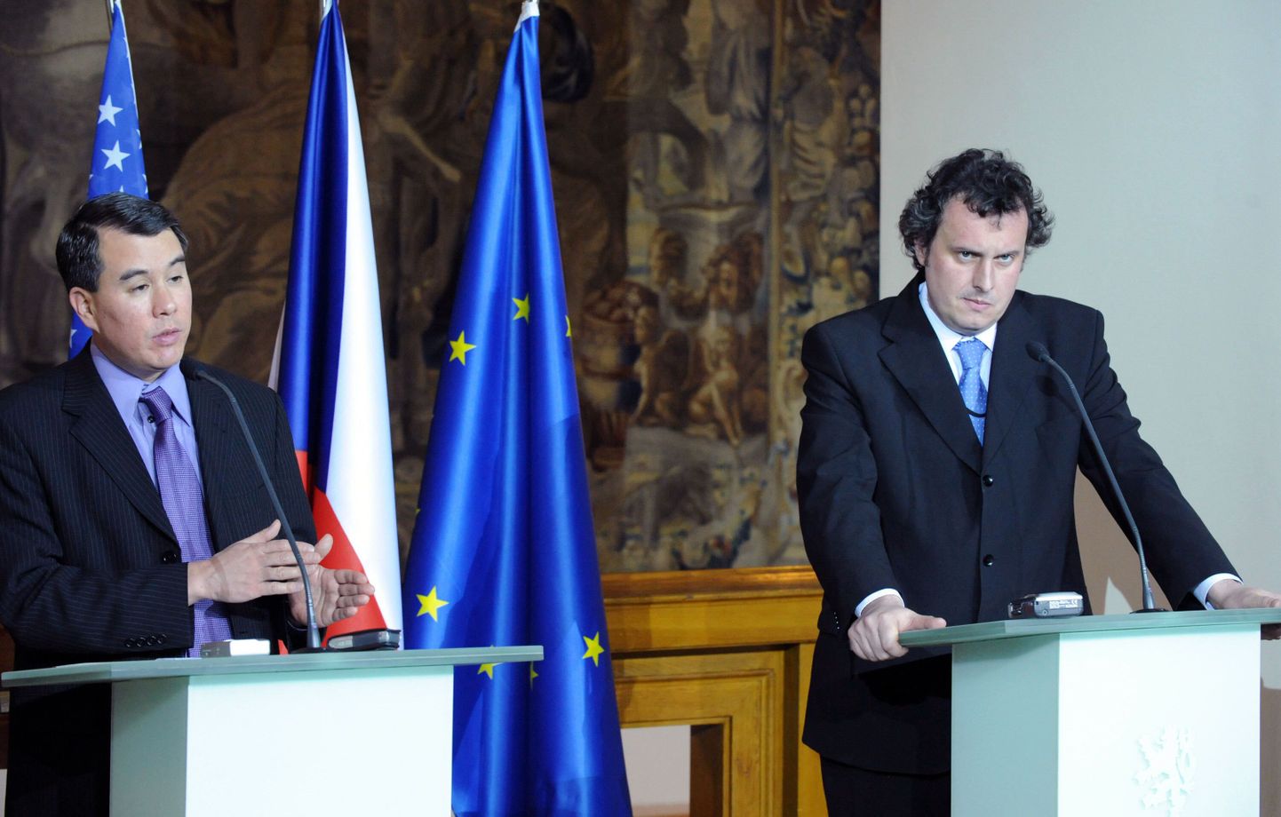 Tšehhi asevälisminister Tomas Pojar (paremal) koos USA kolleegi John Roodiga.