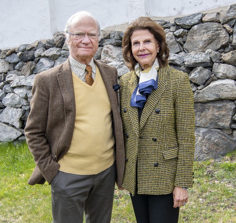 Rootsi kuningas Carl XVI Gustaf ja kuninganna Silvia Stenhammeri lossi aias 2020. aasta aprillis