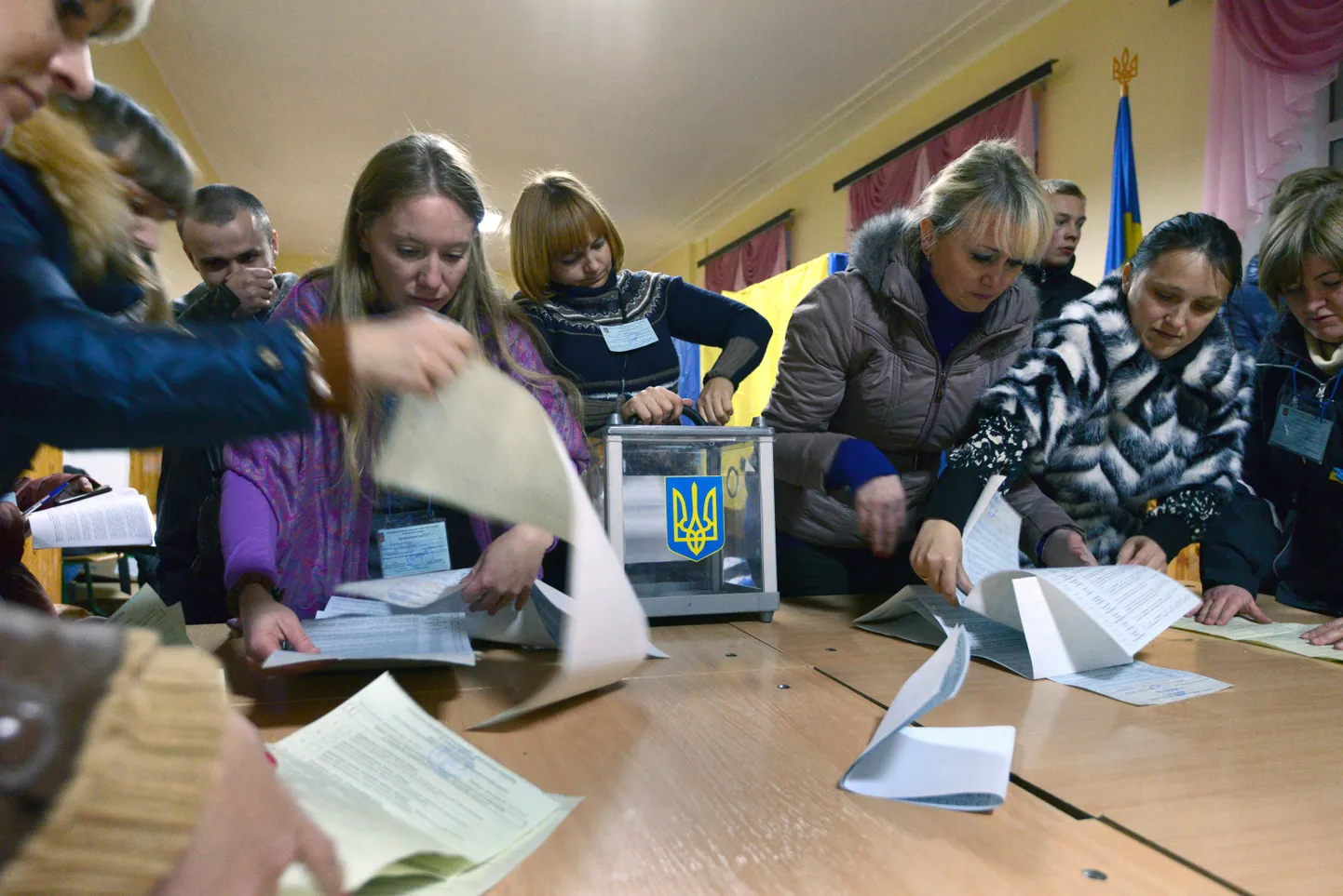 Ukraina valimiskomisjoni liikmed hääli lugemas.