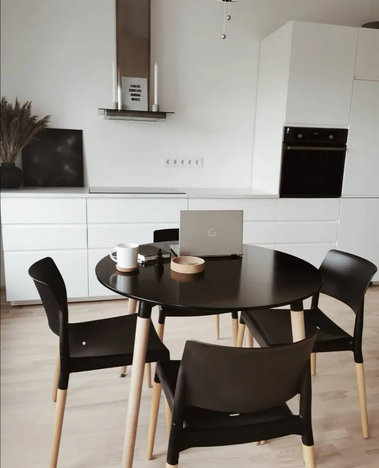 Virtuve 103. projekta dzīvoklī. “Šī ir mūsu IKEA virtuve – skapīšos daudz vietas, super ērtas atvilktnes, dizains ļoti neuzkrītošs. Šai virtuvei ir tikai plusi vien! Prieks gatavot!”