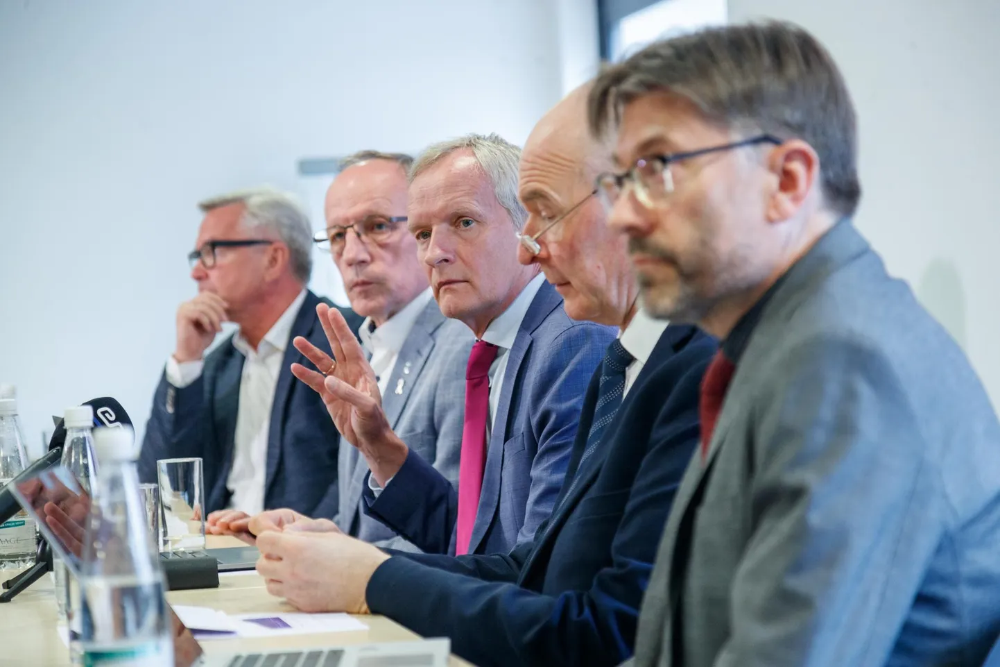 Juba kaks aastat tagasi tegid Eesti ülikoolide rektorid ühise pressikonverentsi, kus rääkisid sellest, et kõrghariduse rahastamises tulevikus on suured augud sees. Vasakult Mart Kalm, Toomas Asser, Tiit Land, Ivari Ilja, Tõnu Viik.