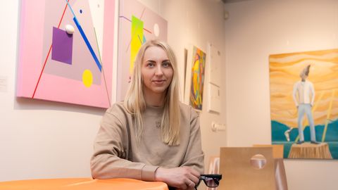 Pärnu maalikunstnike looming pakatab rõõmuküllastest värvidest