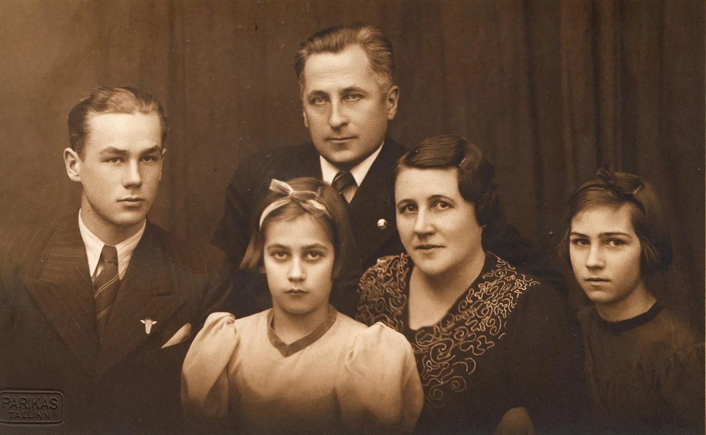 Otsade pere 1938: (vasakult) Georg, õde Maret, ema Lydia ja onutütar Tamara. Taga perepea Karl.