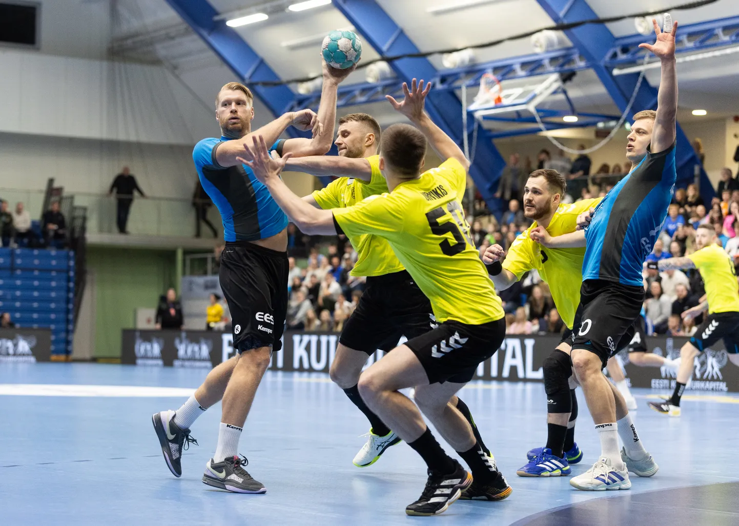 Eesti meeste käsipallikoondis jäi Leeduga hätta nii kodus kui ka võõrsil ja kaotas mõlemad EM-valikmängud selgelt.