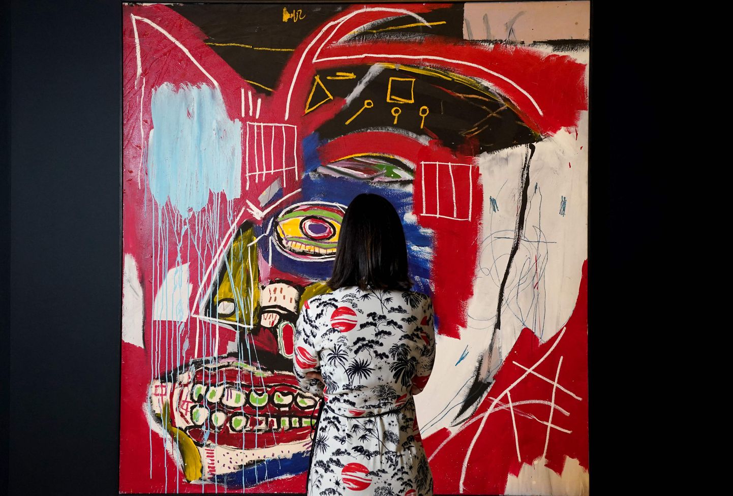 Naine vaatab Jean-Michel Basquiat'i kunstiteost «In This Case» Christie’si oksjonimaja meediaüritusel.