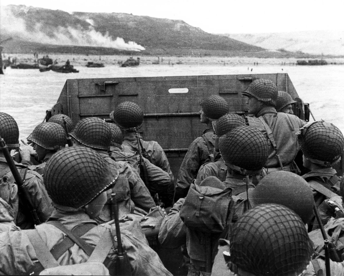 Ameerika sõdurid LCVP-lahingumasinal Normandia lahinguvälja poole liikumas.