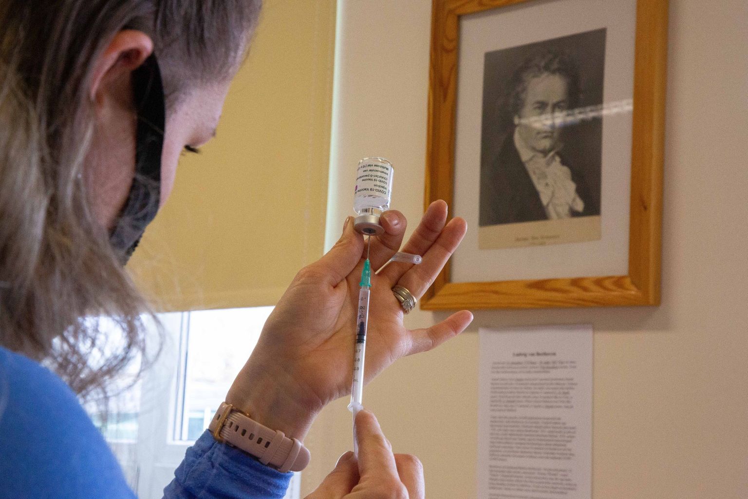 Järvamaa haridustöötajad olid Eestis ühed esimesed, kes said AstraZeneca vaktsiiniga süstitud. Nüüd said nad kätte oma teise doosi, mis annab peagi viiruse eest 90-protsendilise kaitse.