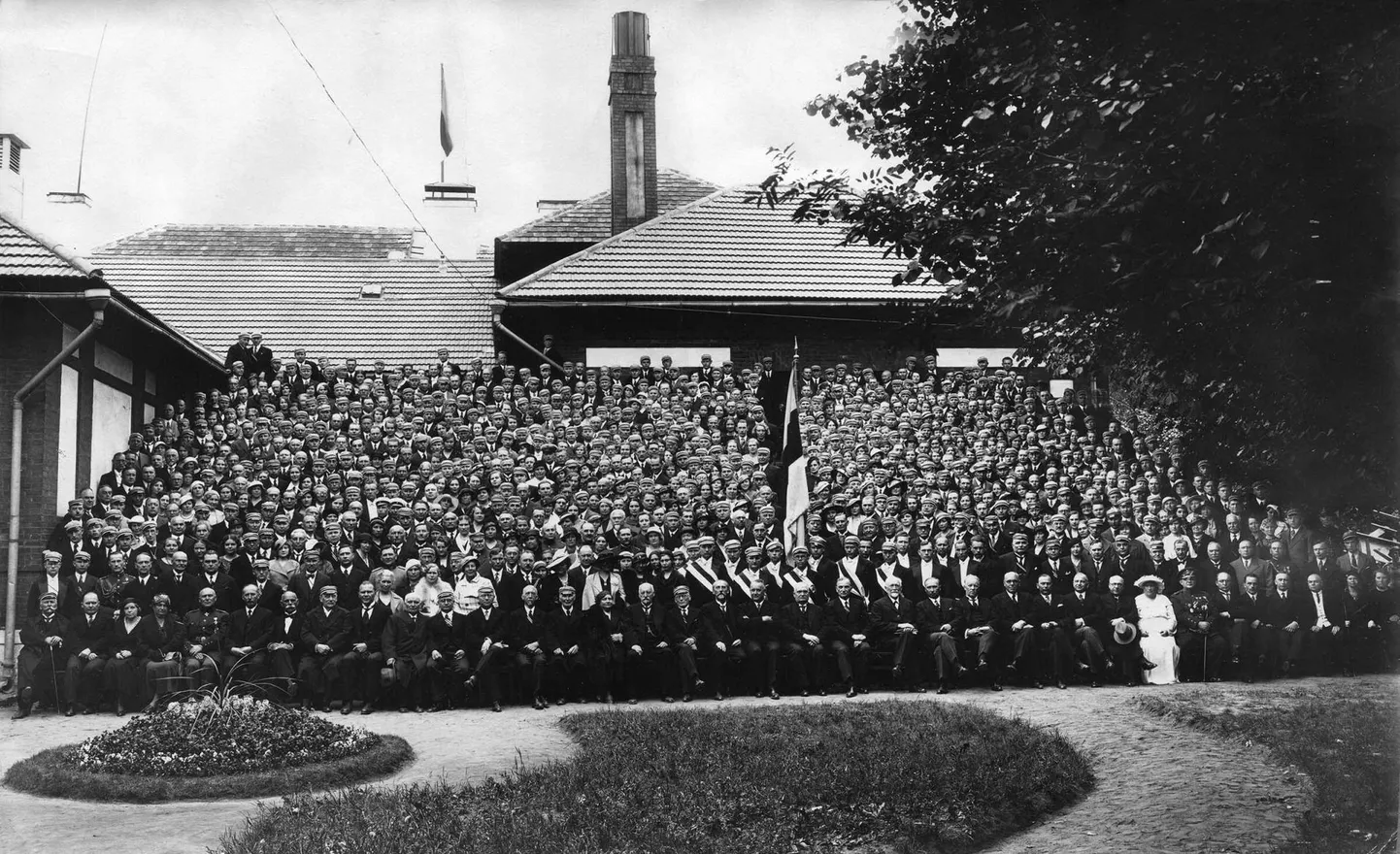 Sinimustvalge lipu 50. aastapäeva tähistamine Tartus 3. juunil 1934. Pildi autor osales Vabadussõjas fotograafina ja pildistas ka Tartu rahu sõlmimist 2. veebruaril 1920.