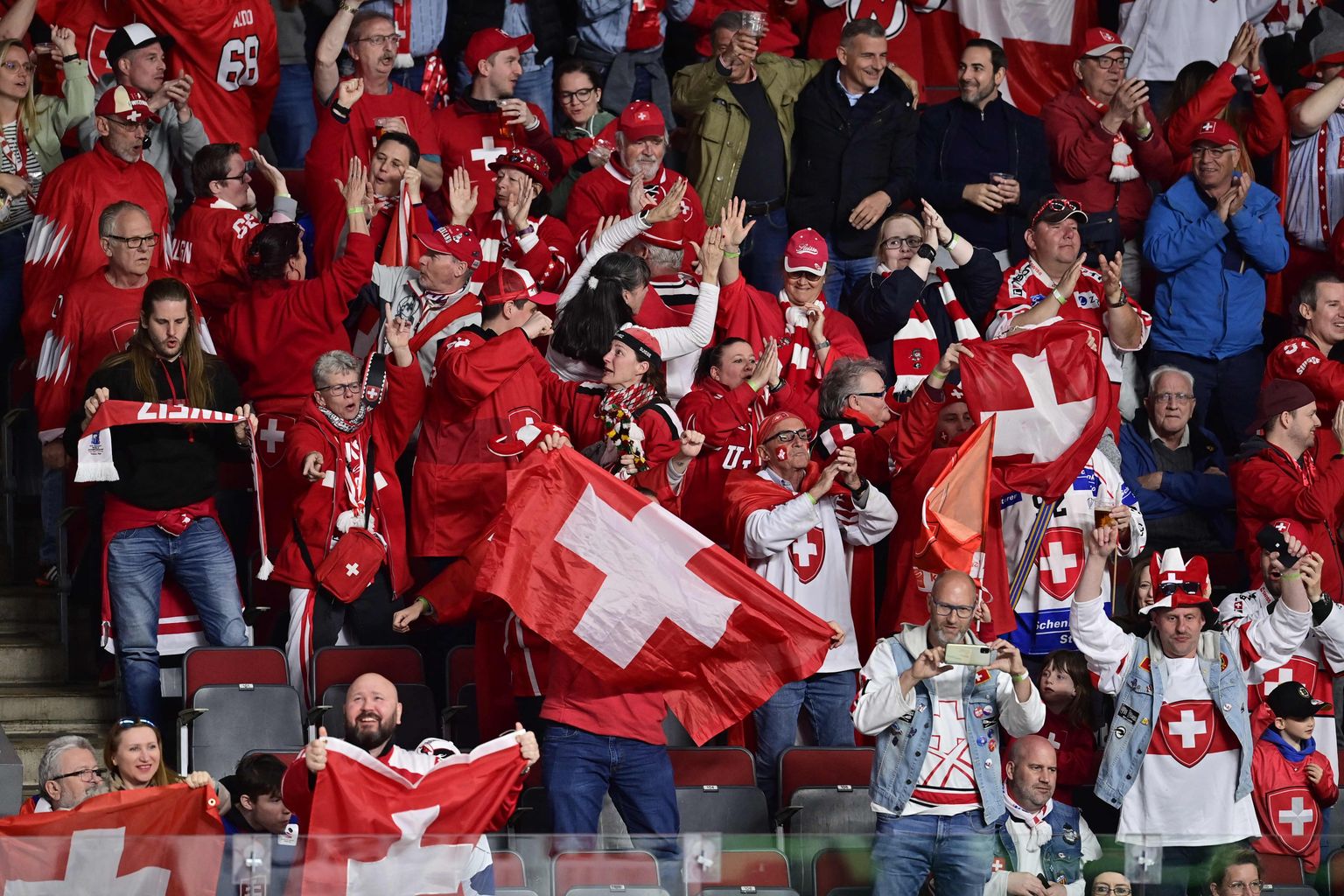 ЧМ по хоккею 2023, болельщики Швейцарии празднуют победу.