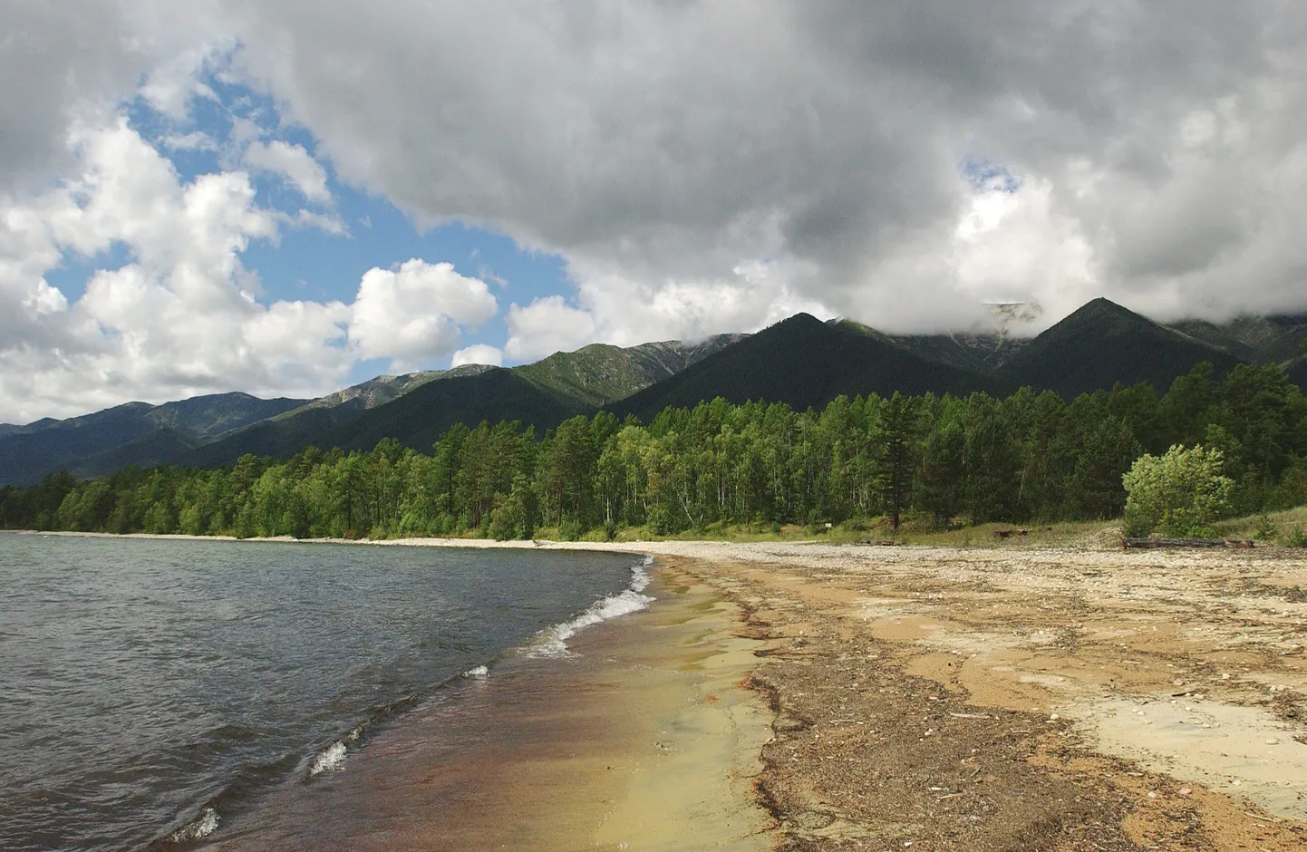 Baikali järve kallas.