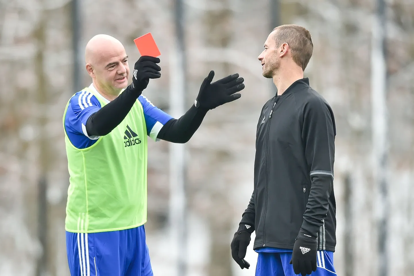 FIFA president Gianni Infantino (vasakul) näitab heategevuslikus jalgpallimängus UEFA presidendile Aleksander Ceferinile punast kaarti.