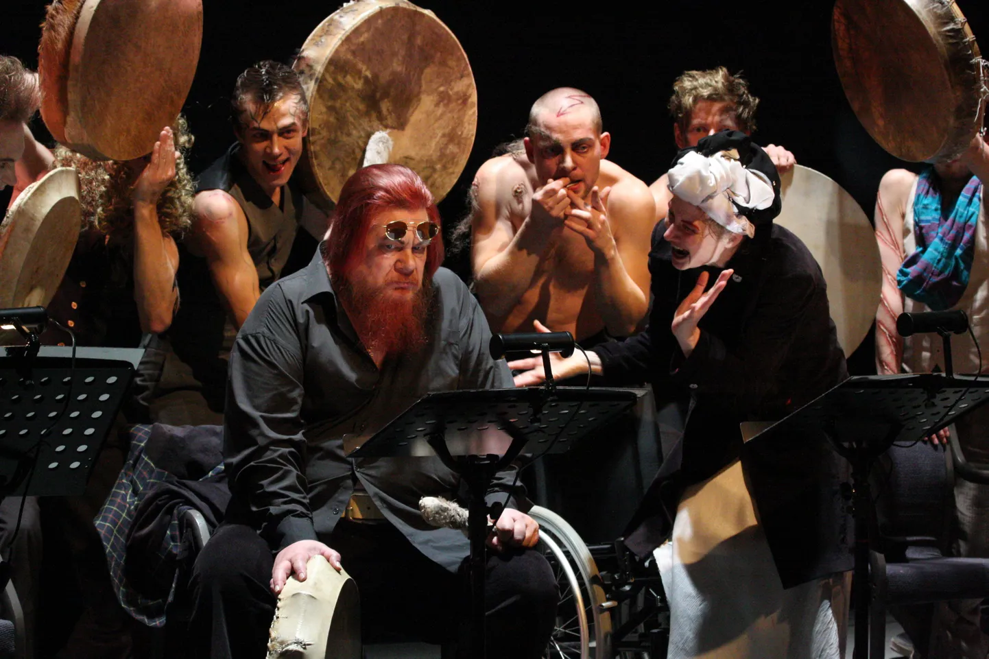 Keskel vasakult Sergo Vares, Jaan Tooming, Andres Mähar, Anne Türn­pu NO-teatri esietenduses «Macbeth».