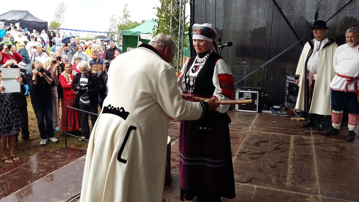 Endine ülembsootska Aarne Leima annab valitsemissaua kiiora üle uuele ülembsootskale Piret Torm-Kriisile.