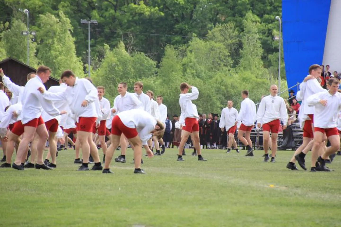 Meeste tantsupeo «Kolm» teine päev.