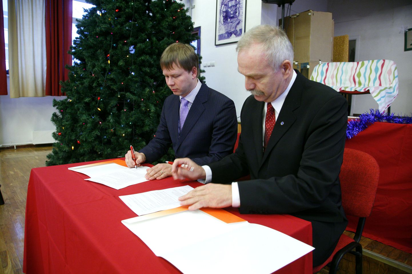 Pärnu Koidula gümnaasiumi direktor Indrek Kaldo (vasakul) ja Tartu ülikooli Pärnu kolledži direktor Henn Vallimäe allkirjastasid koostöölepingu.