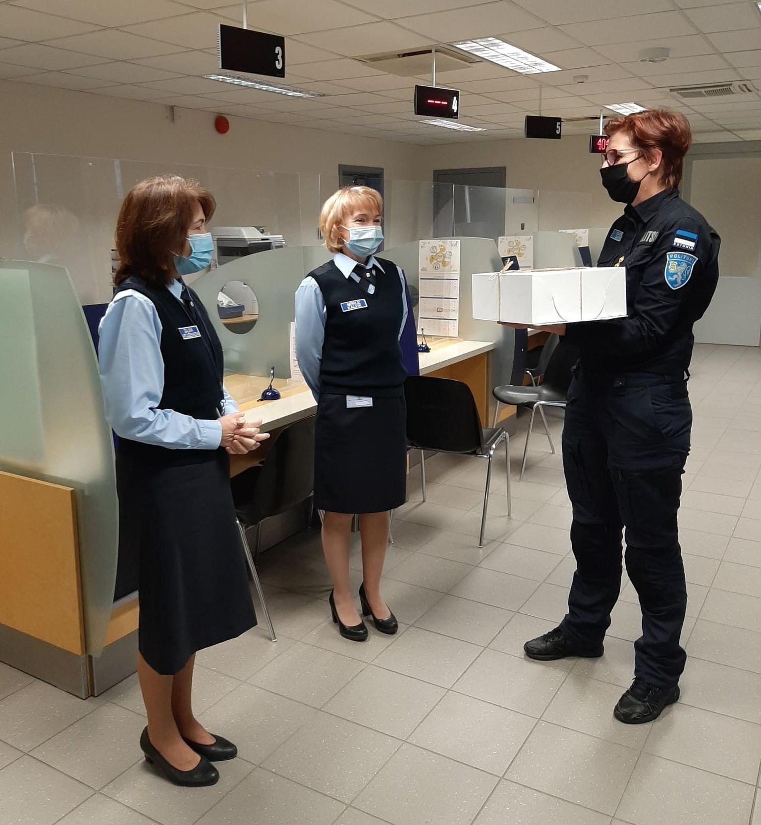 Rakvere politseijaoskonna juht Katrin Satsi õnnitles maakonnakeskuses politseijaoskonna klienditeenindajaid, kelle igapäevatööks on muu hulgas dokumentide väljastamine.